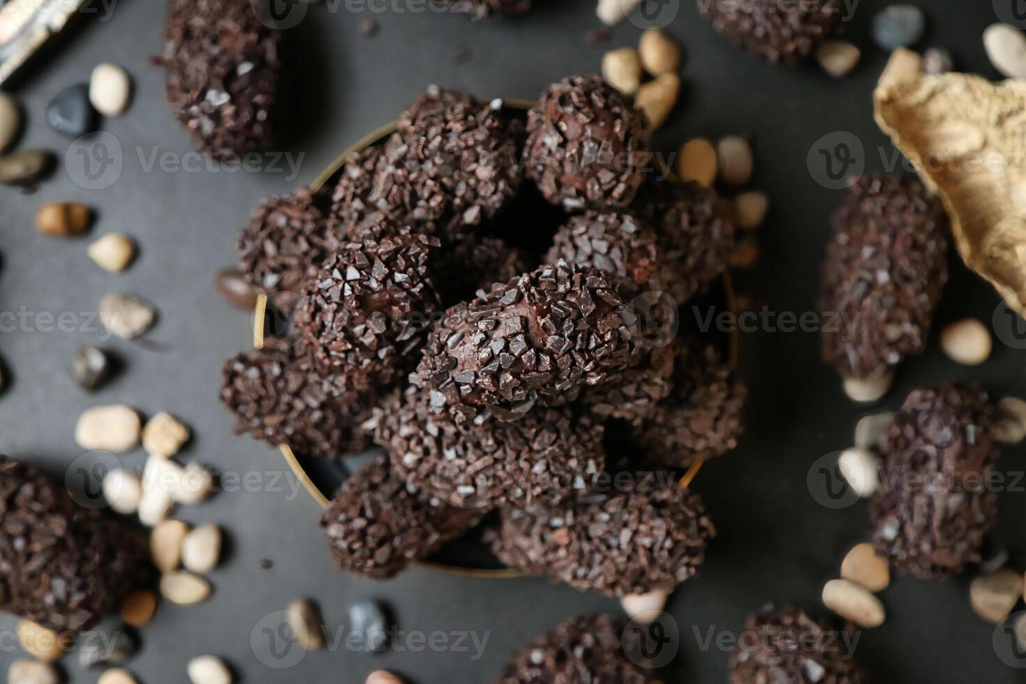 chocolate galletas y nueces en mesa foto