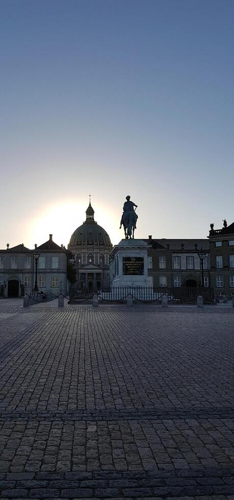 un cuadrado en el histórico centrar de el ciudad a puesta de sol. foto