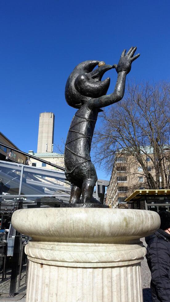 Estocolmo, Suecia, abril 2, 2022 un estatua en uno de el principal cuadrícula de el ciudad. foto