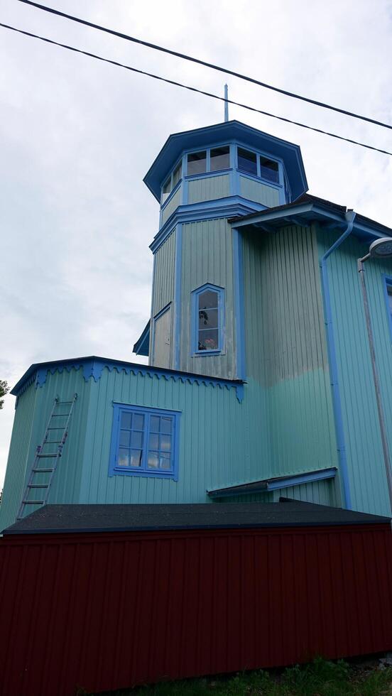 un azul pintado de madera casa en el Estocolmo región de Suecia. foto