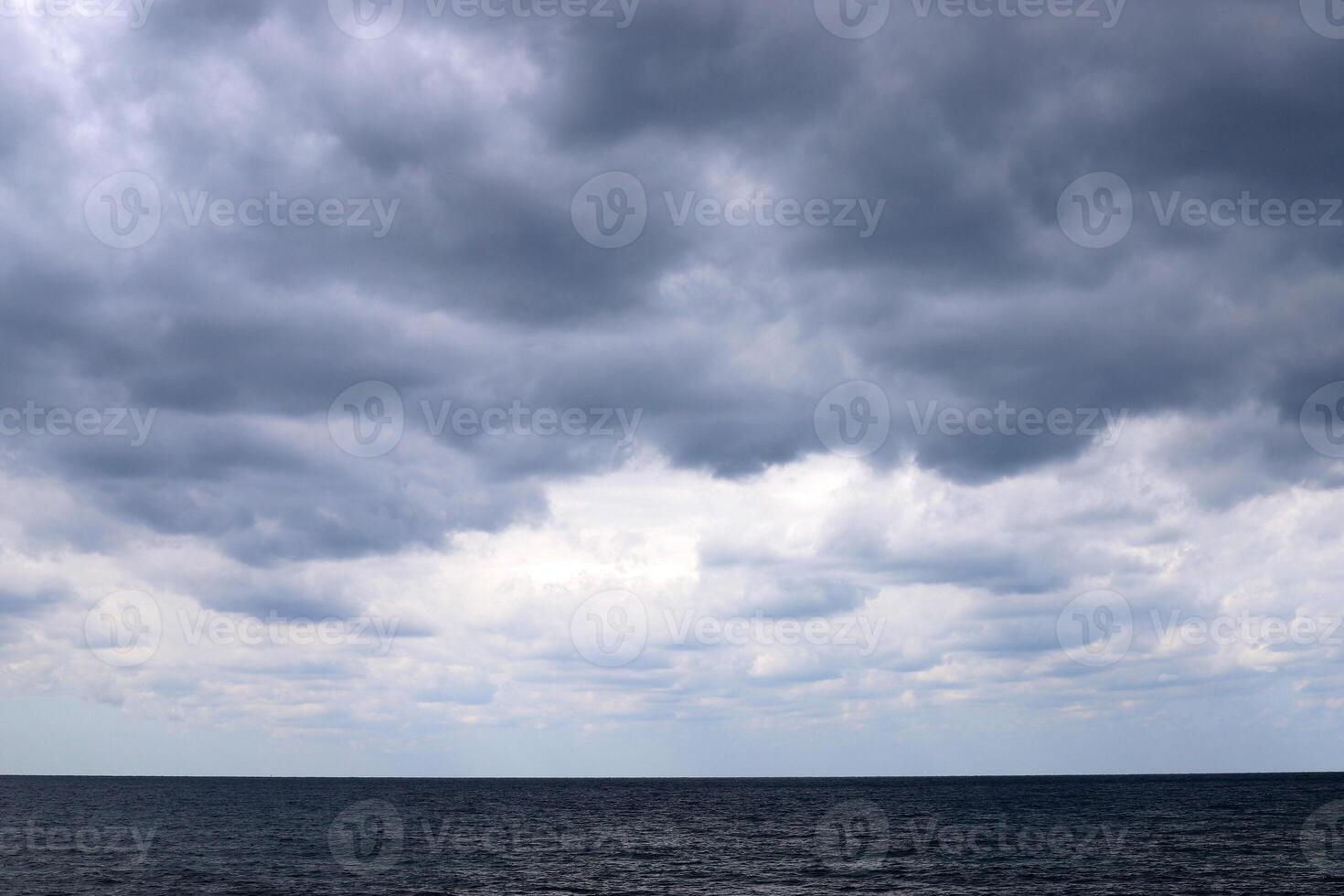 lluvia nubes en el cielo terminado el Mediterráneo mar. foto