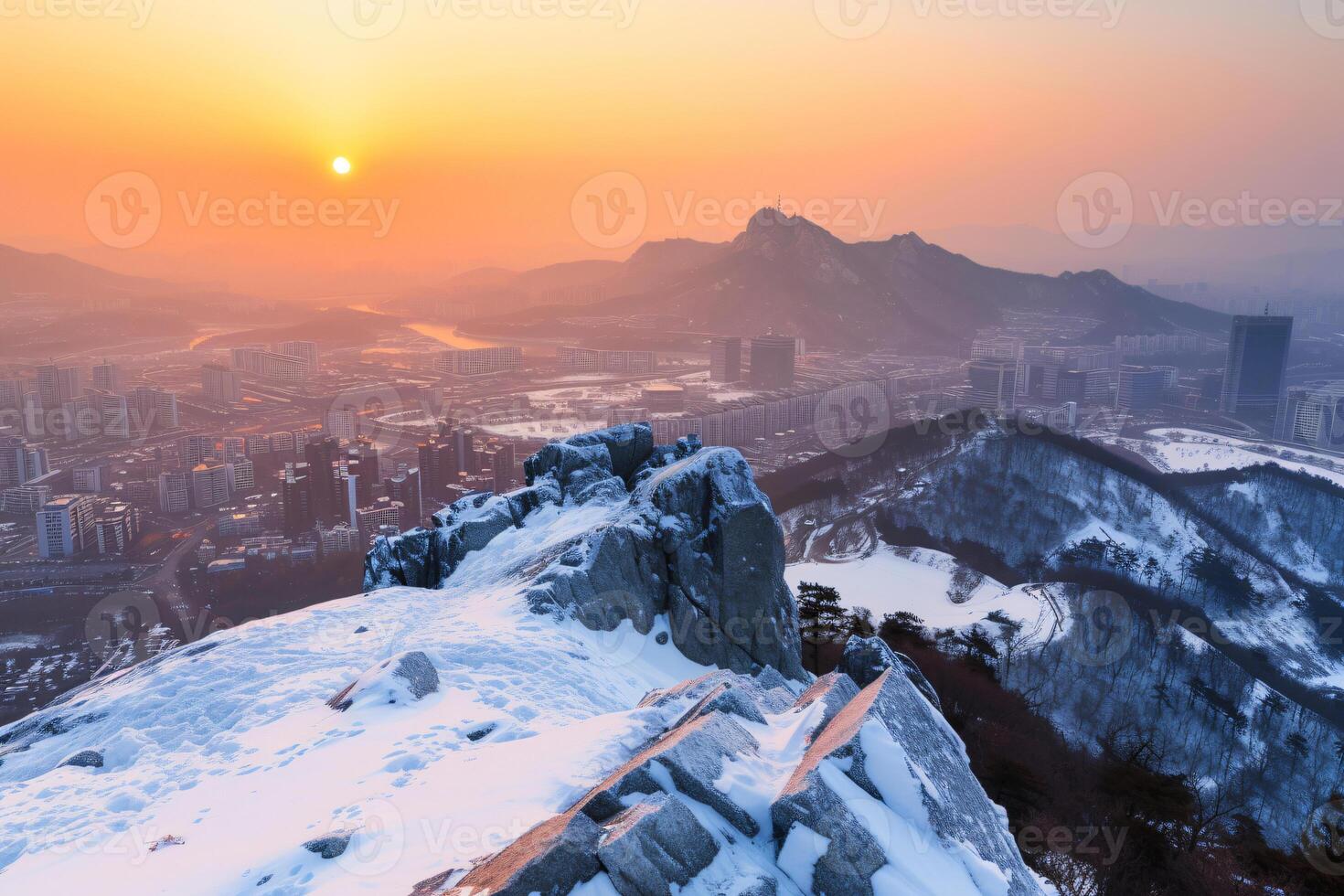 foto amanecer de bukhansan montaña en Seúl ciudad bohordo