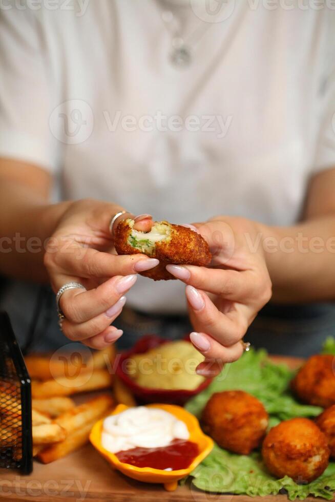 persona participación un pedazo de comida en su manos foto