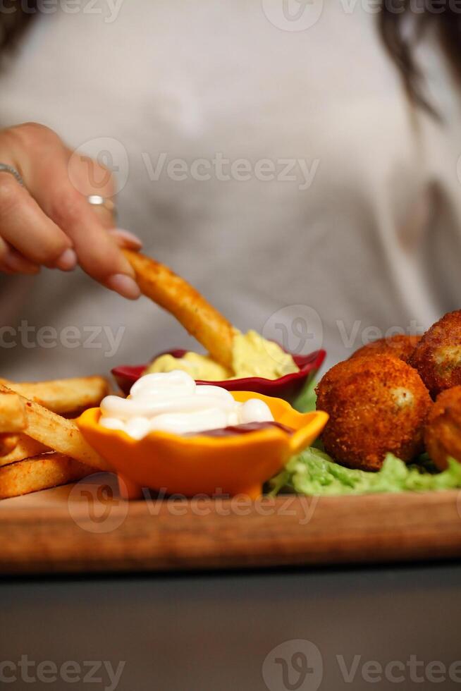 plato de comida con papas fritas y ensalada foto