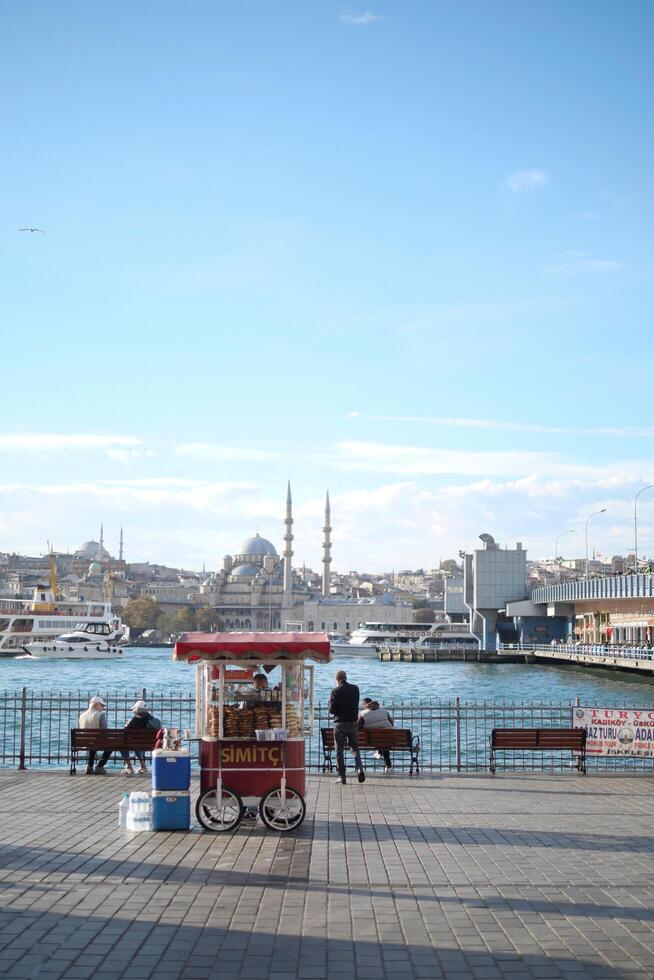 Turquía 12 marzo 2023. turco rosquilla simit de venta a taqsim cuadrado en un camioneta foto