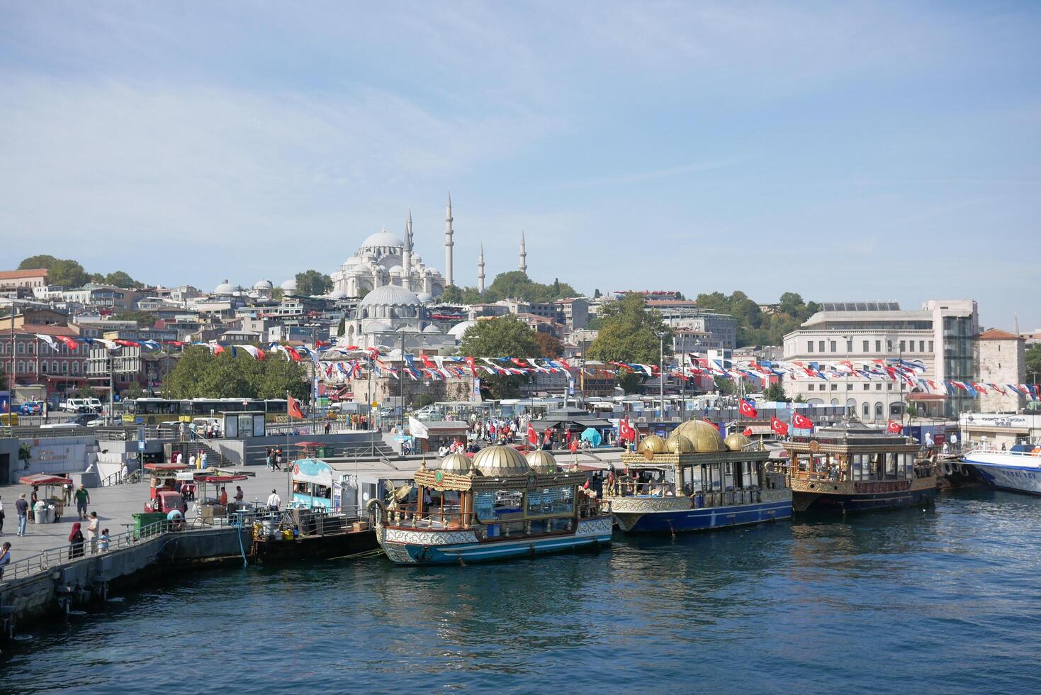 Turquía Estanbul 19 junio 2023. transbordadores estacionado en el terminal en el bósforo río cerca el eminonu mezquita foto