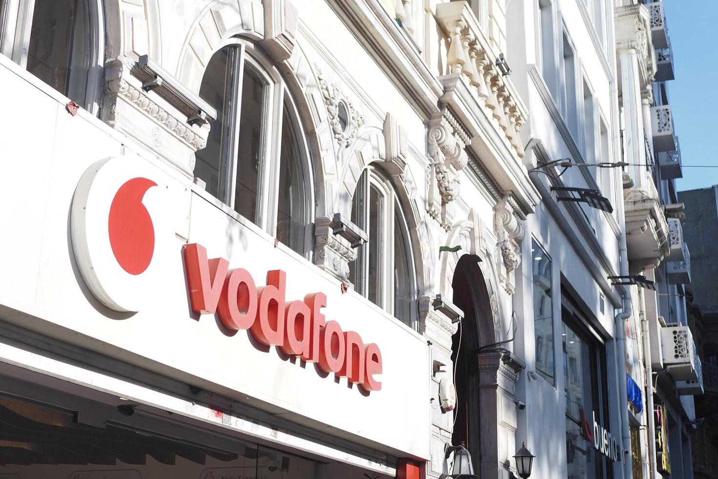 Turquía Estanbul 13 enero 2024 Vodafone firmar y logo taqsim cuadrado foto