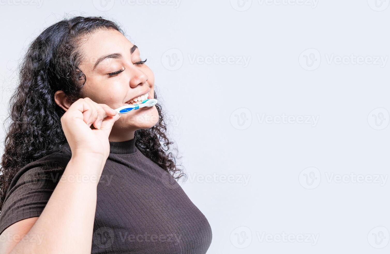 cara de joven mujer cepillado dientes aislado. oral y dental sonrisa concepto. sonriente mujer cepillado su dientes aislado con Copiar espacio foto