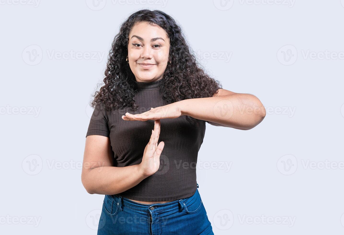 sonriente mujer demostración hora fuera gesto aislado. joven mujer haciendo hora fuera gesto con palmas aislado foto