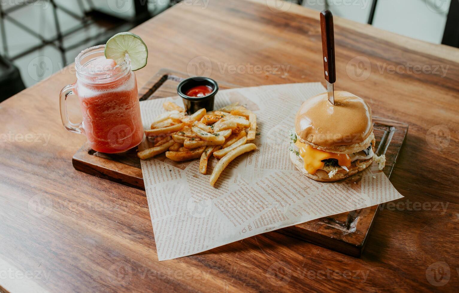 parte superior ver de hamburguesa con papas fritas y fresa Mocktail servido en un de madera mesa. hamburguesa con fresa cóctel servido en un de madera mesa foto