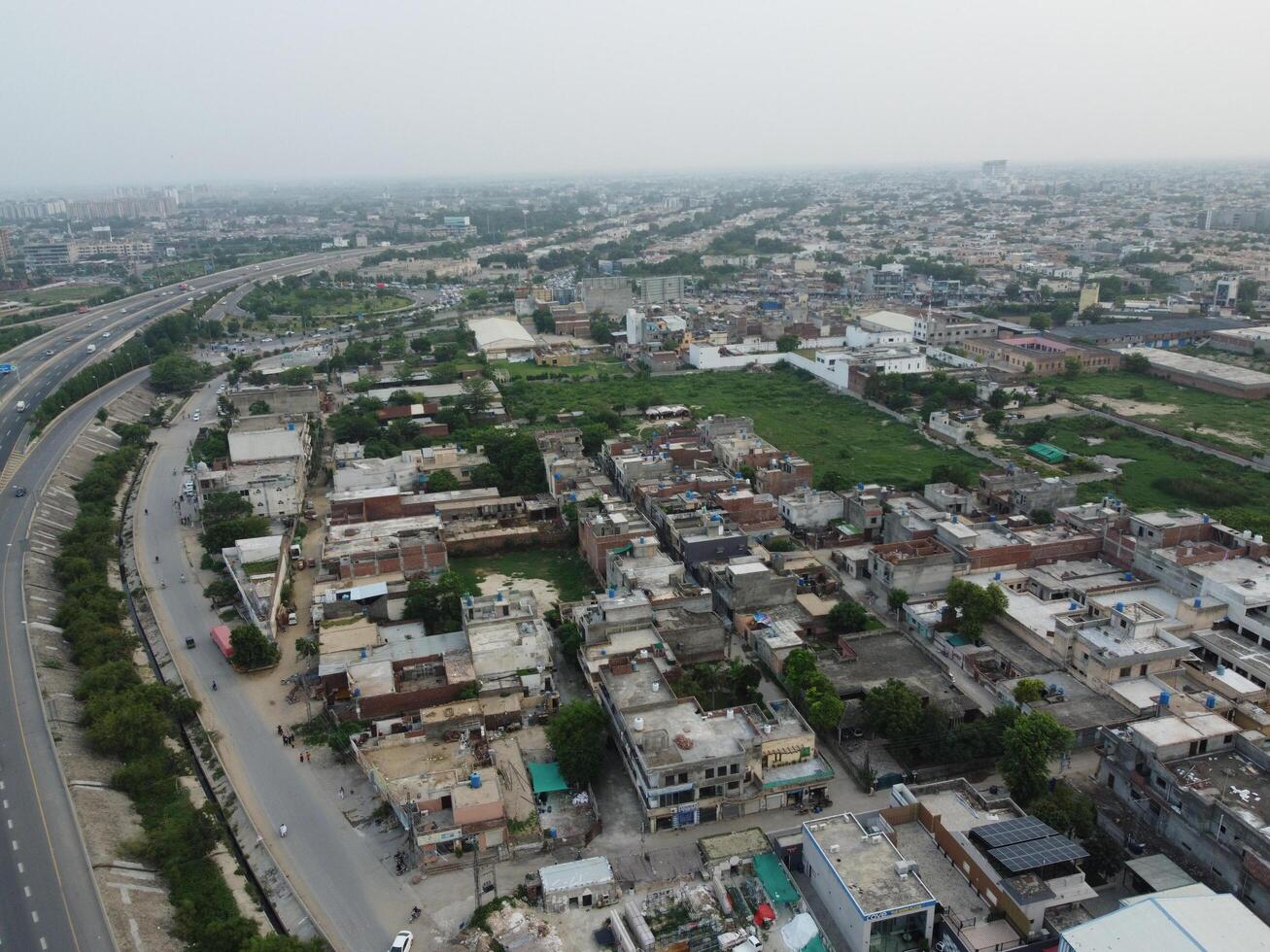 aéreo ver de defensa principal cuadrado, un pequeño pueblo en lahore Pakistán. foto