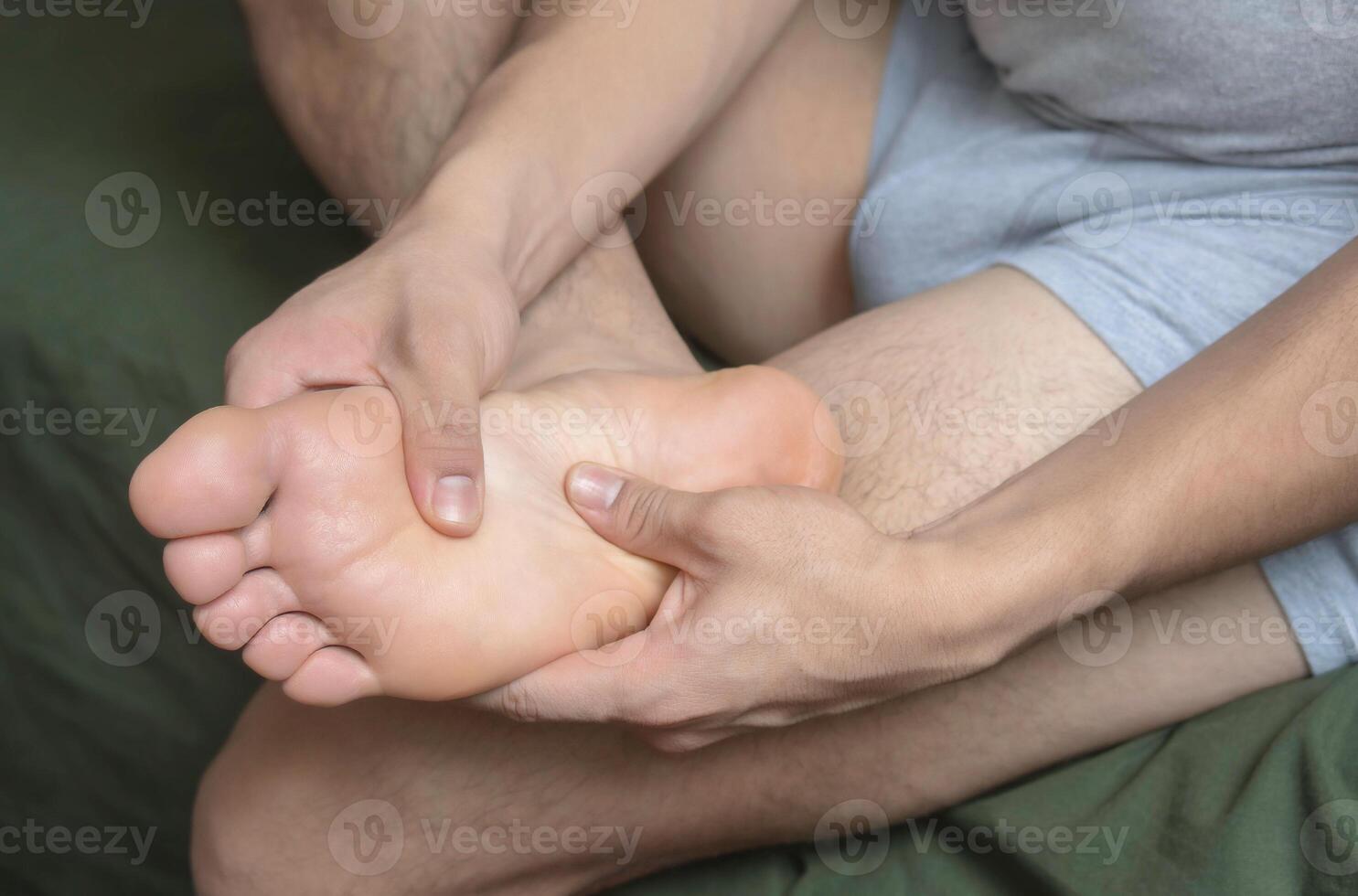 hombre tomando cuidado de limpieza el suelas de su pies para salud. foto