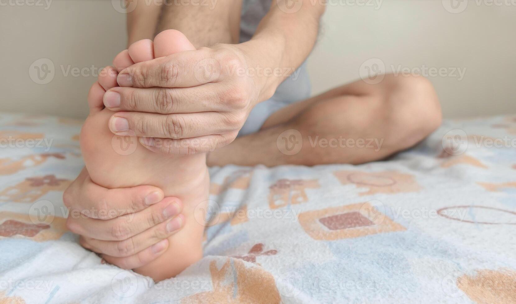 persona masajear su pie debido a dolor en el único, arco y dedos de los pies. espacio para texto en el bien. foto