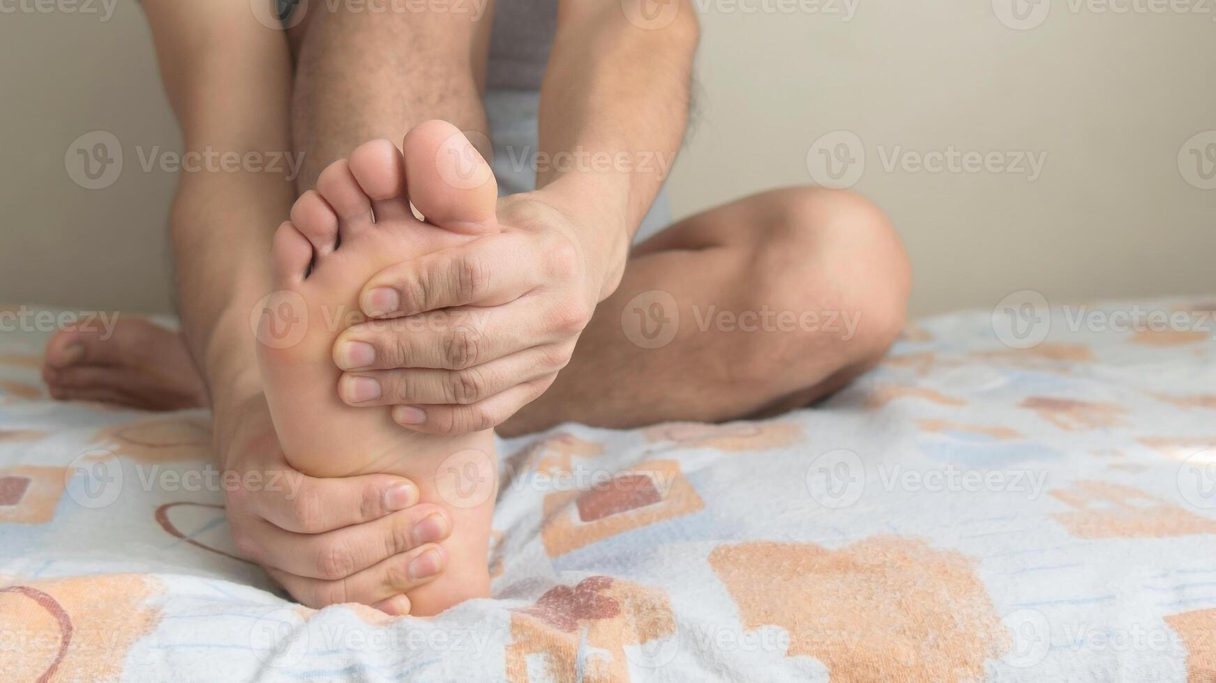 hombre masajear su pie para dolor en el único, tacón, arco y dedos de los pies. espacio para texto en el bien. foto