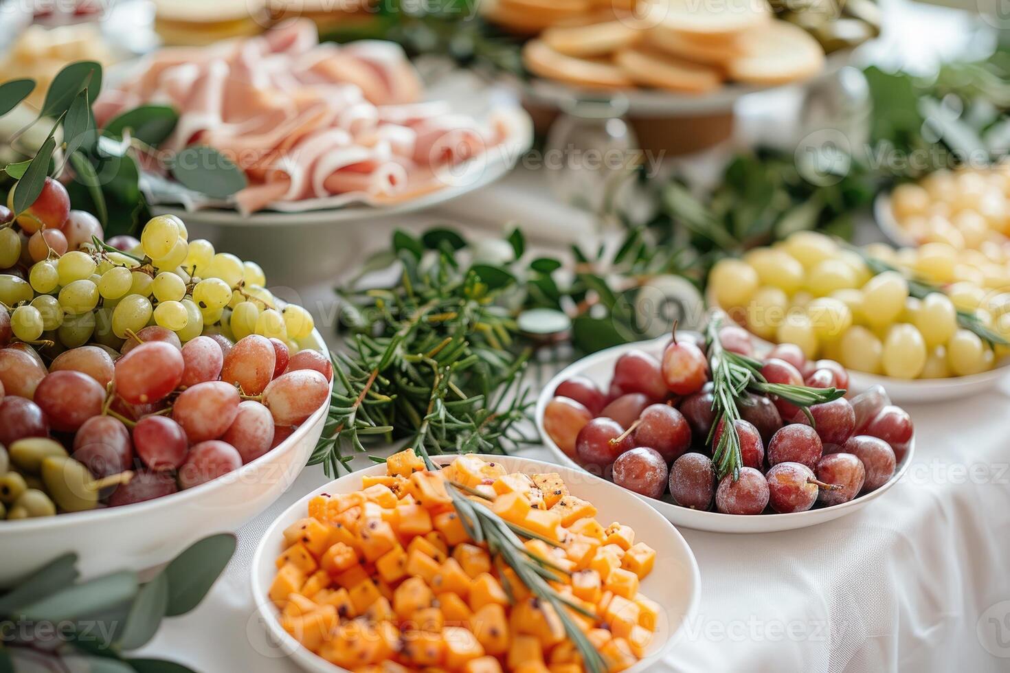 lujoso decoración de blanco manteles con un montón de dedo comida preparado profesional publicidad comida fotografía foto