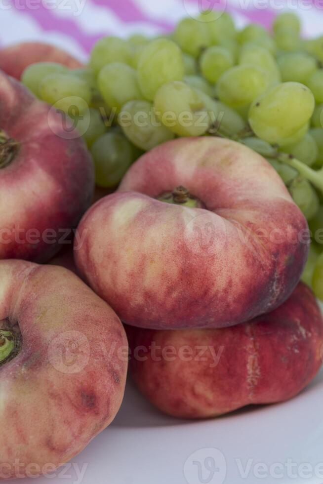 hermosa picnic con frutas, vegetales y lentes de vino cerca lago. foto