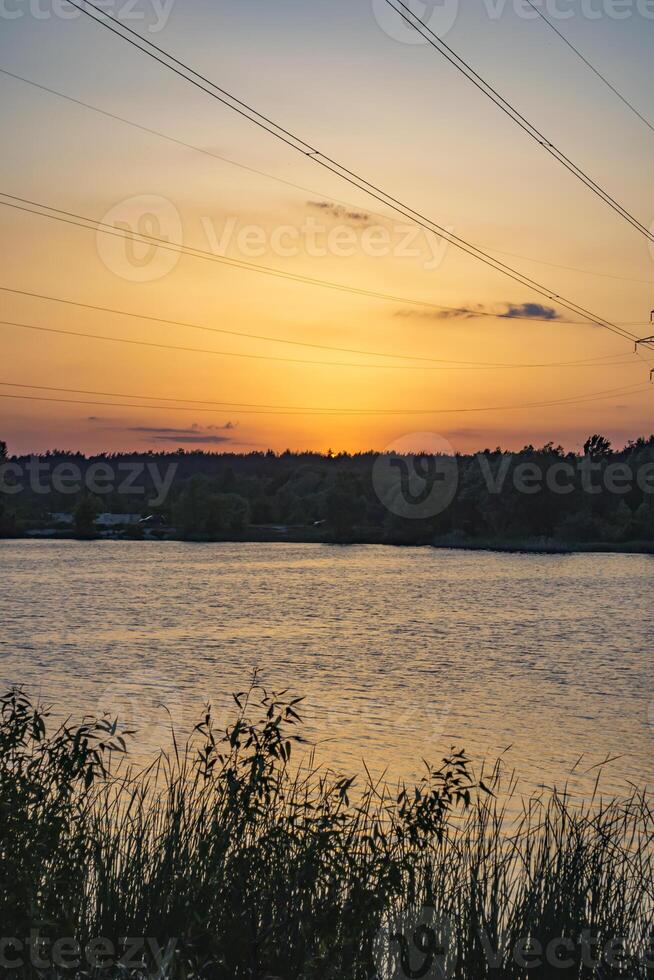 puesta de sol terminado el lago. hermosa verano paisaje. foto