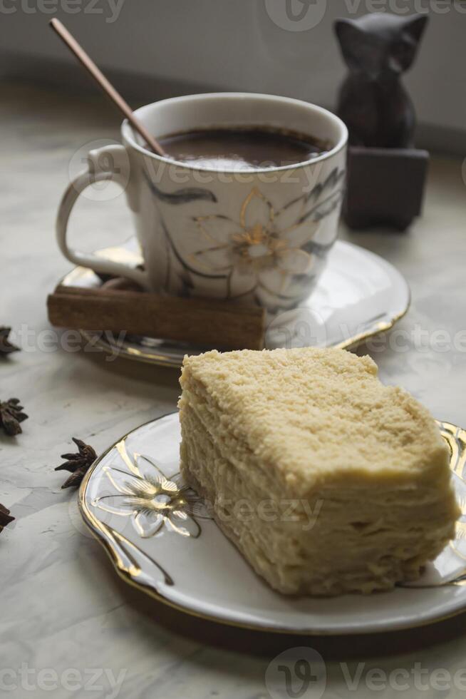 un taza de café y pastel en un escritorio. Mañana desayuno. foto