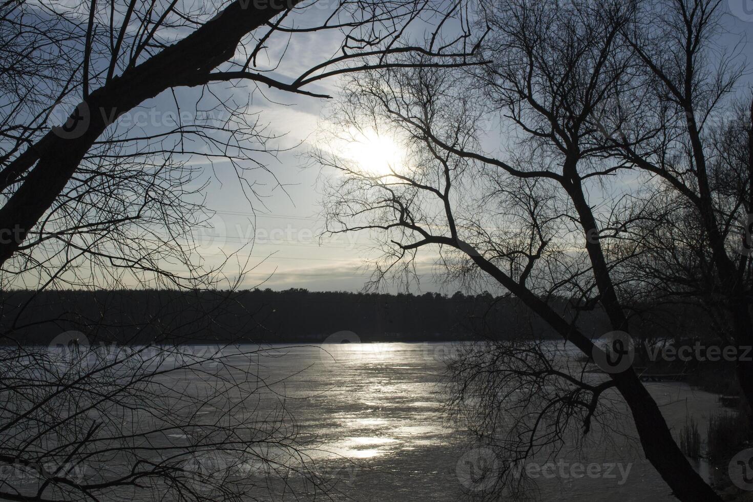 congelado lago en invierno. foto