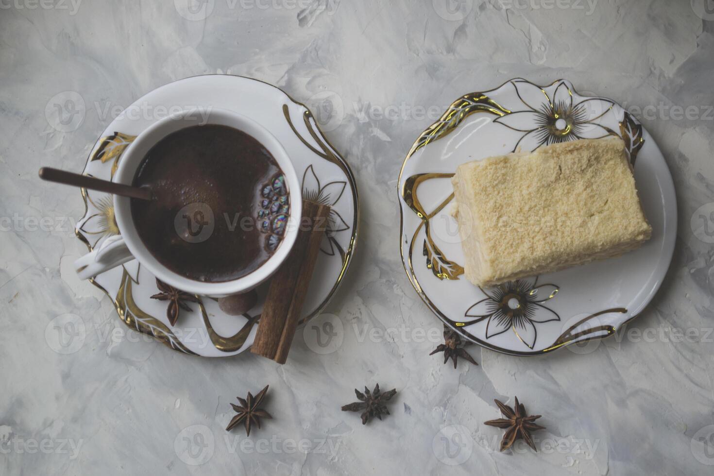 un taza de café y pastel en un escritorio. Mañana desayuno. foto