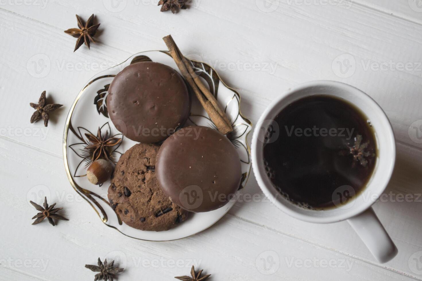 un taza de café con chocolate galletas, en un blanco de madera mesa. foto