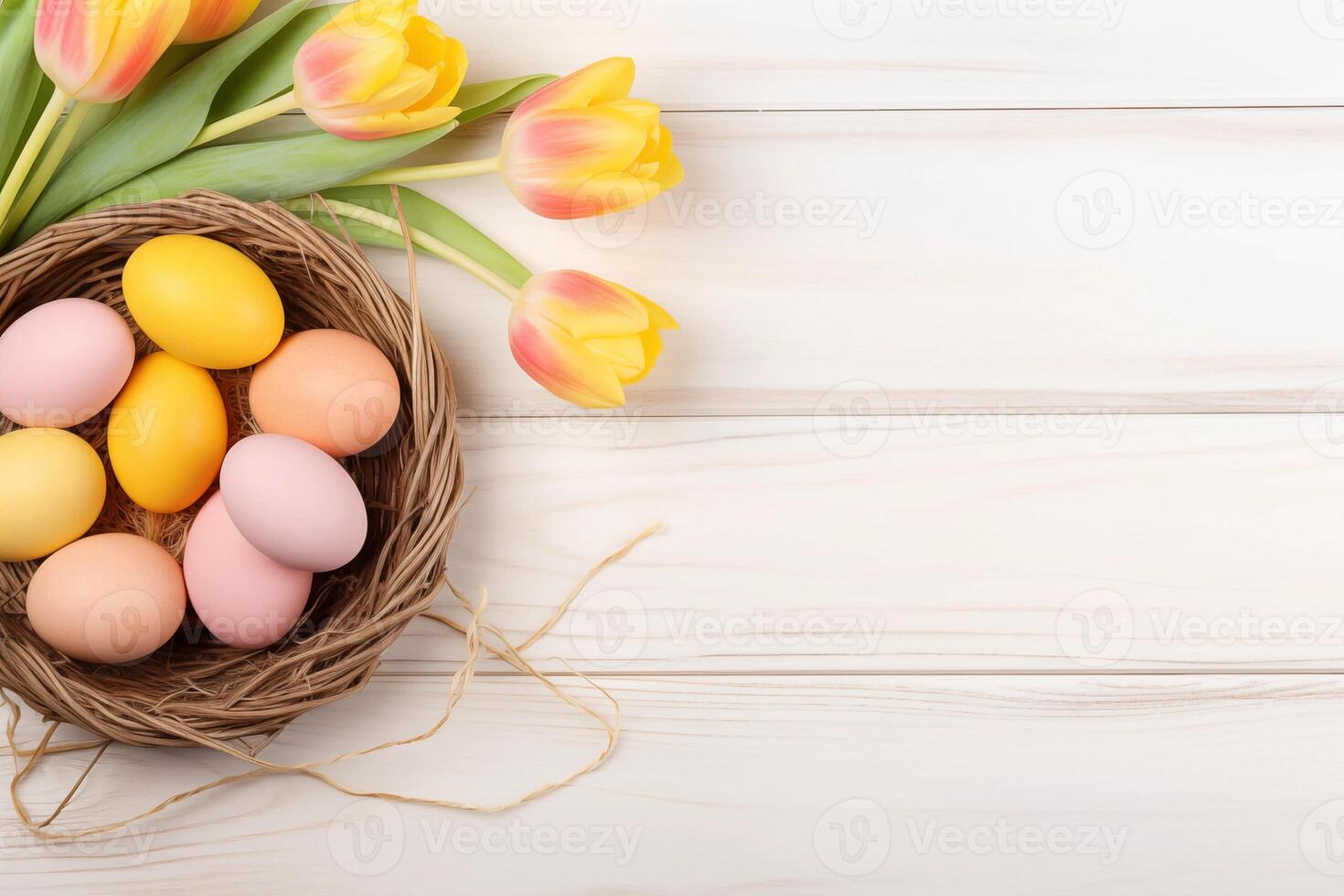 Pascua de Resurrección fiesta celebracion bandera saludo tarjeta bandera con rosado pintado huevos en pájaro nido cesta y amarillo tulipán flores en blanco de madera antecedentes tabla textura. foto