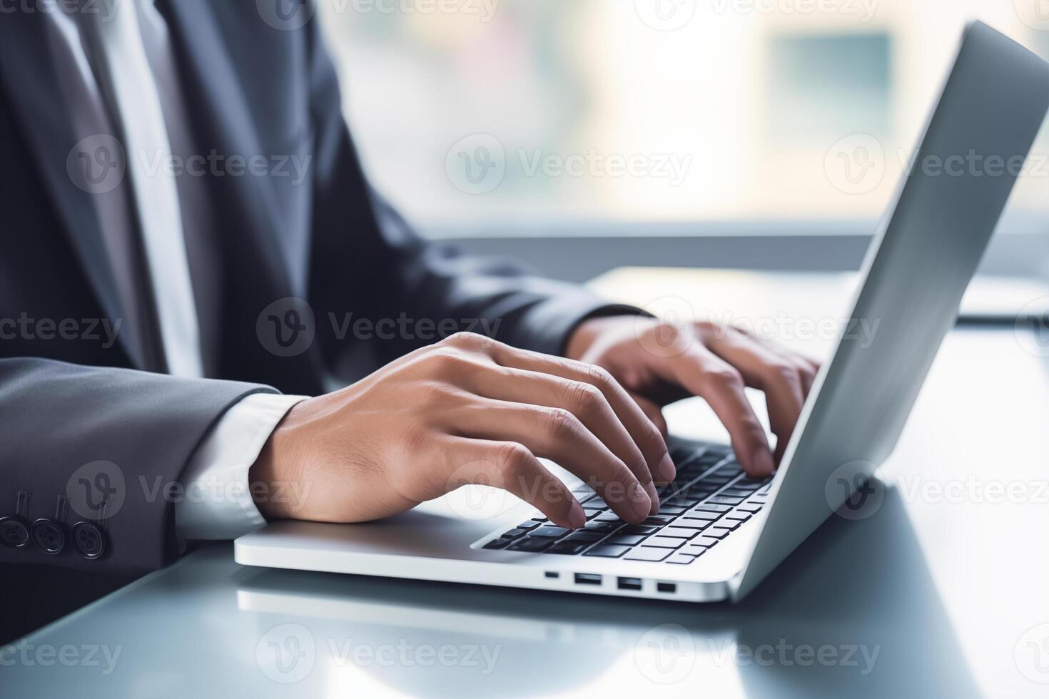 cerca arriba de negocio hombre manos mecanografía en ordenador portátil computadora, buscando y surf el Internet en oficina escritorio, en línea laboral, teletrabajo, persona de libre dedicación a trabajo foto