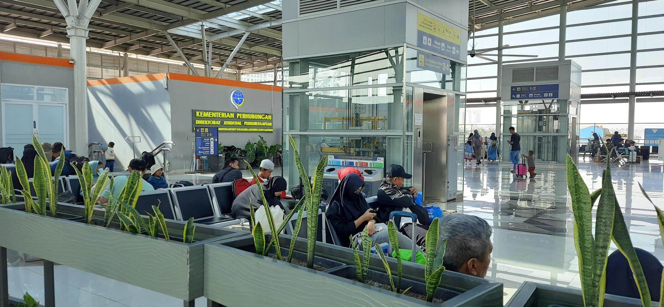 el atmósfera viajeros o mudik libanés o Pulang Kampung o idul Fitri momentos en tren estación bekasi. Oeste Java, Indonesia - abril 8 2024 foto