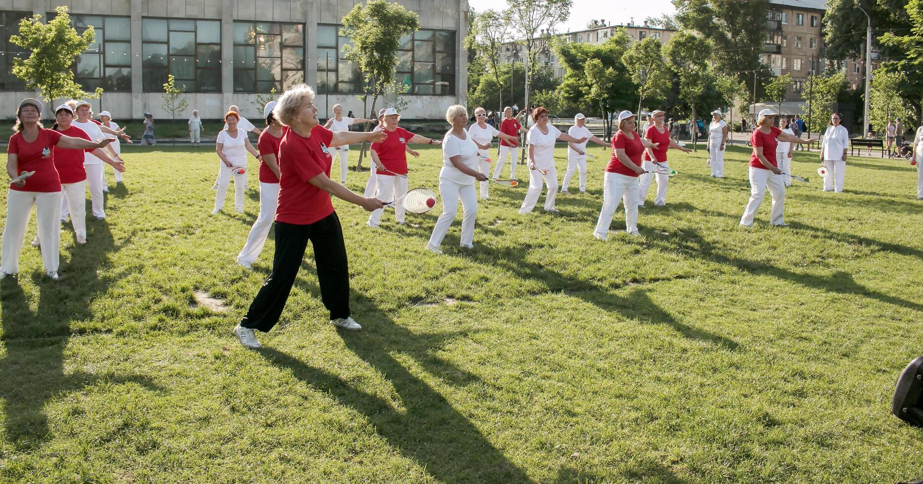 dniéper, Ucrania - 21.06.2021 grupo de mayor personas haciendo salud y aptitud gimnasia en el parque. foto