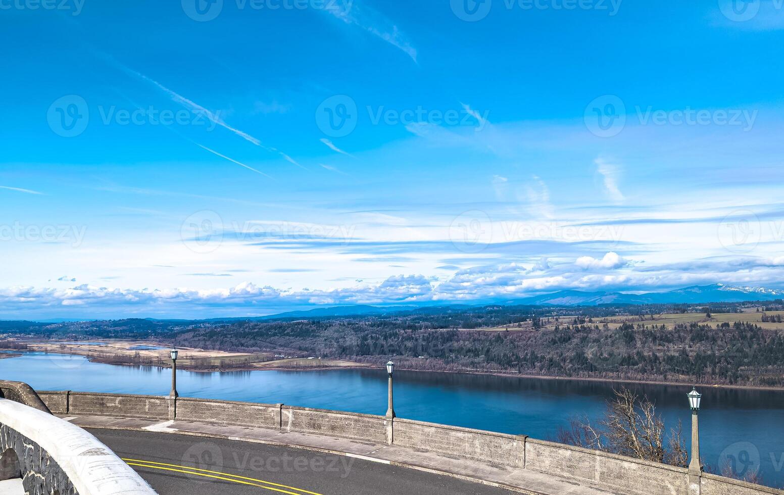 ver de el Columbia río desde el la carretera a multnomah caídas en Oregón, Estados Unidos foto