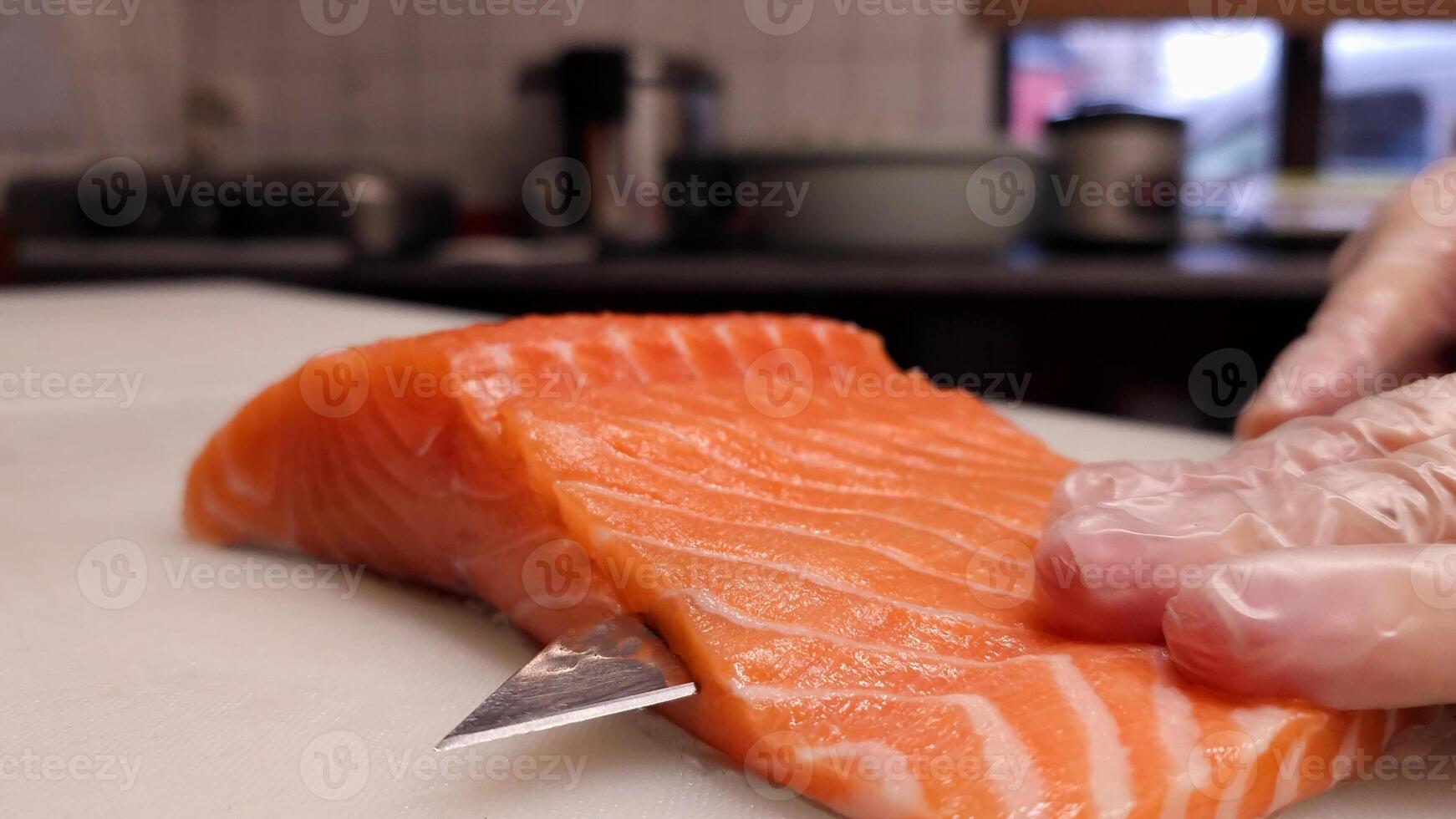 un experimentado japonés cocinero precisamente cortes jugoso salmón dentro Delgado rebanadas, de color naranja salmón, el cocinero crea Exquisito rebanadas de Fresco salmón, encarnando el esencia de culinario excelencia. foto