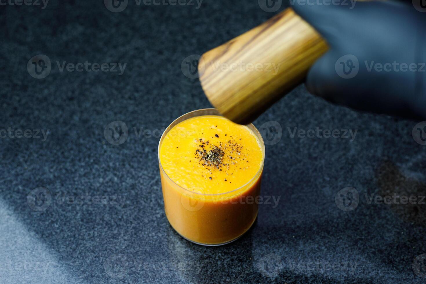 mango Zanahoria manzana zalamero en un vaso en oscuro antecedentes con vaso Paja foto