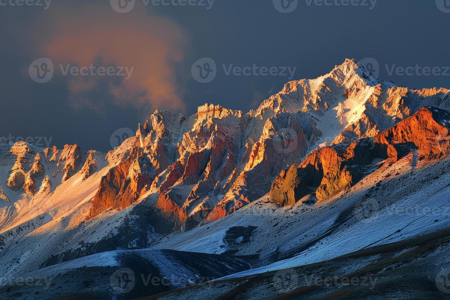 nieve cubierto montaña con nubes foto