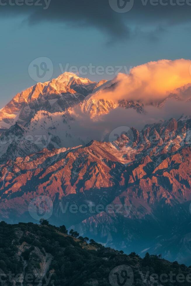 cubierto de nieve montaña debajo nublado cielo foto