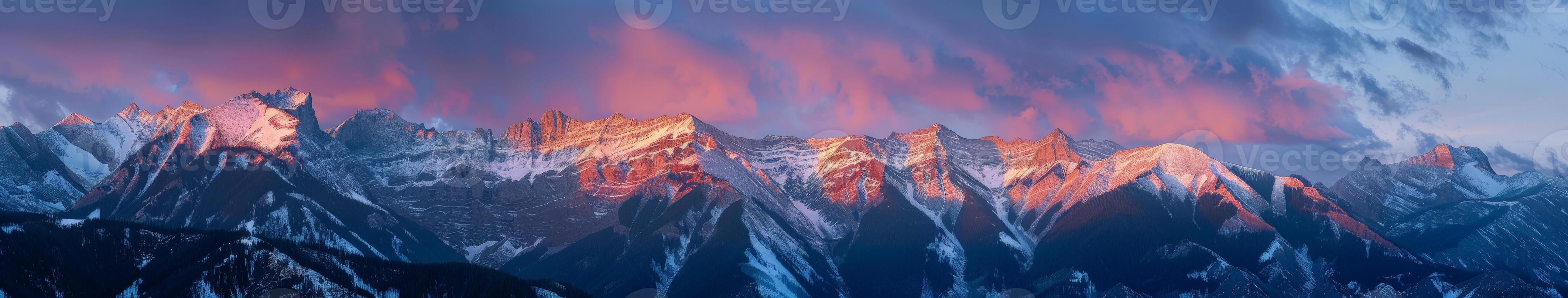 cubierto de nieve montaña debajo nublado cielo foto