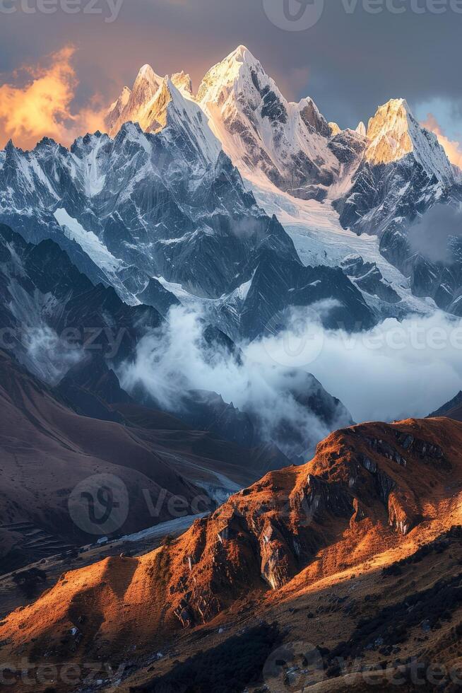 cubierto de nubes montaña rango con nieve foto