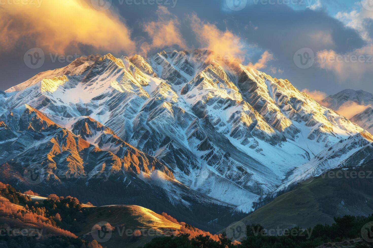 Nevado montaña debajo nublado cielo foto