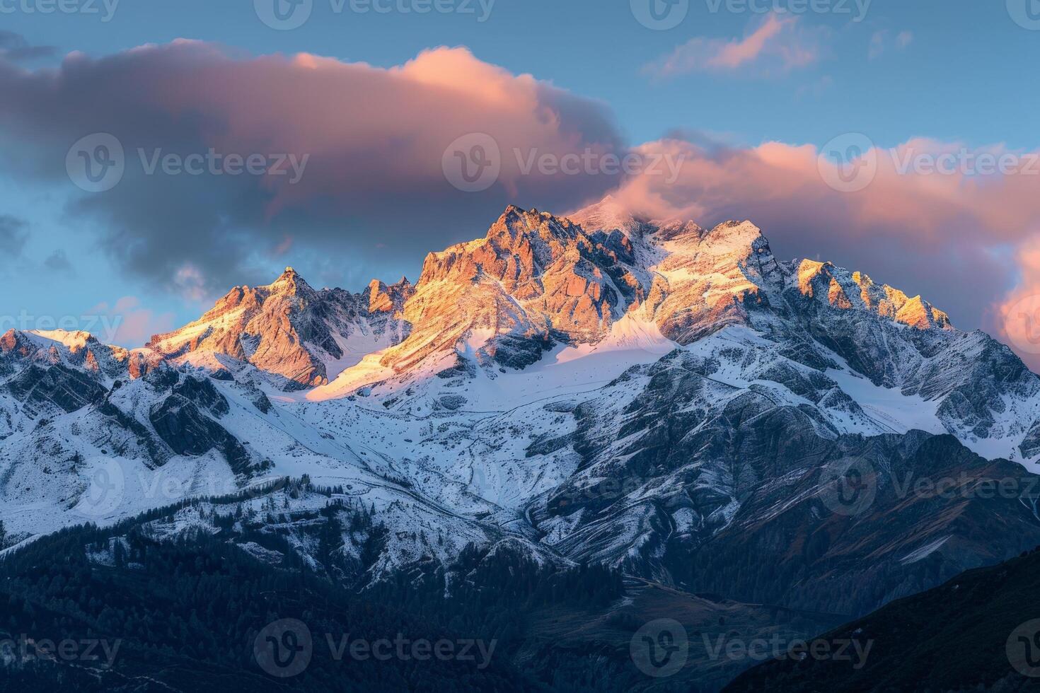 cubierto de nieve montaña debajo nublado cielo foto