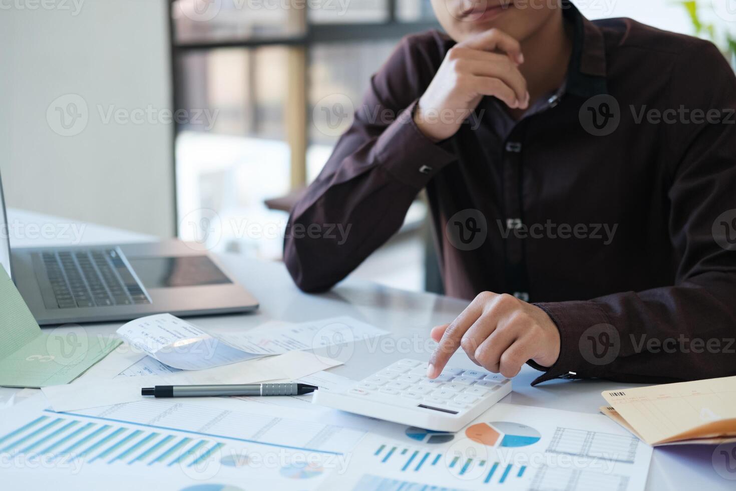 contadores son utilizando calculadoras a calcular presupuestos y inversiones. foto