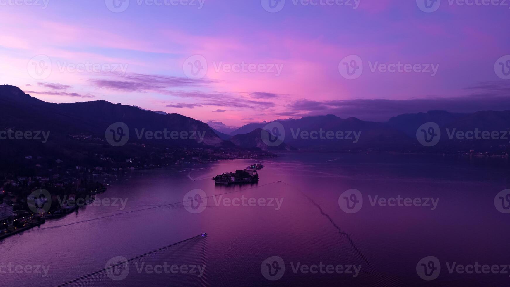 lago maggiore zumbido ver de el isla bella. borromeo islas isola bella y isola dei pescatori. Italia, Stresa 5.01.2024 foto