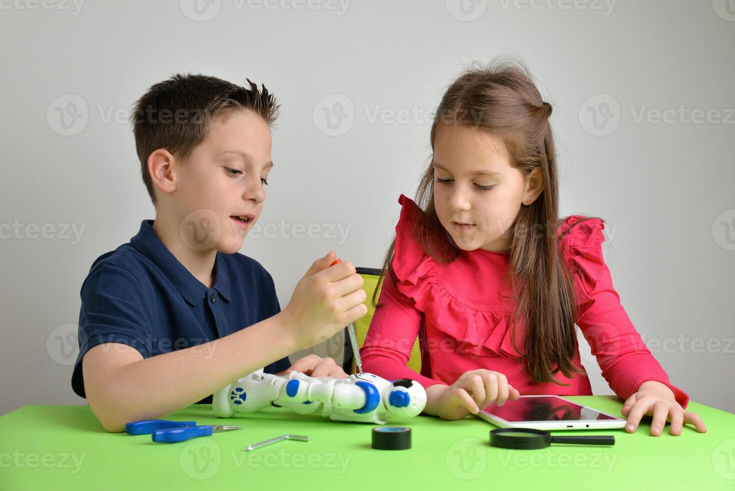 niños montar robot en trabajo mesa, atractivo en conversación. concepto de trabajo en equipo, colaboración, educación, y las manos en aprendizaje experiencia foto