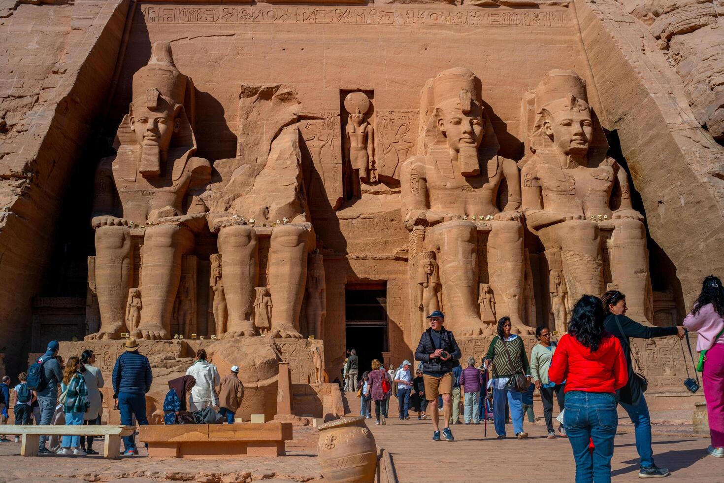 Asuán, Egipto - diciembre 23, 2022 - turistas visitar a abu Simbel templos, a el Entrada a el genial templo de Ramsés ii foto