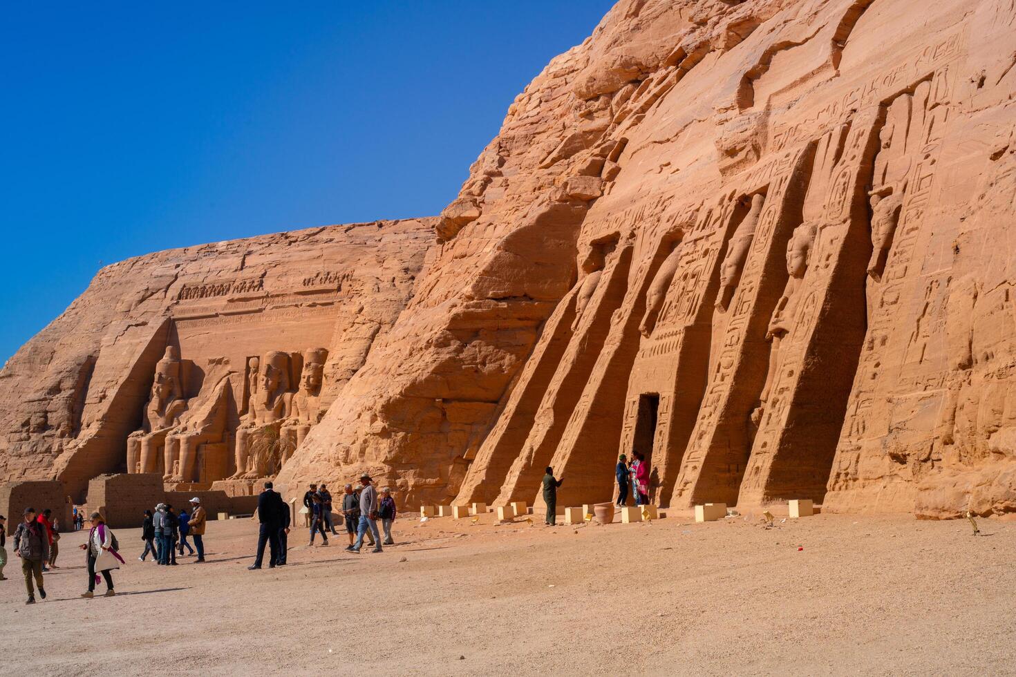 Asuán, Egipto - diciembre 23, 2022 - turistas visitar a abu Simbel templos foto