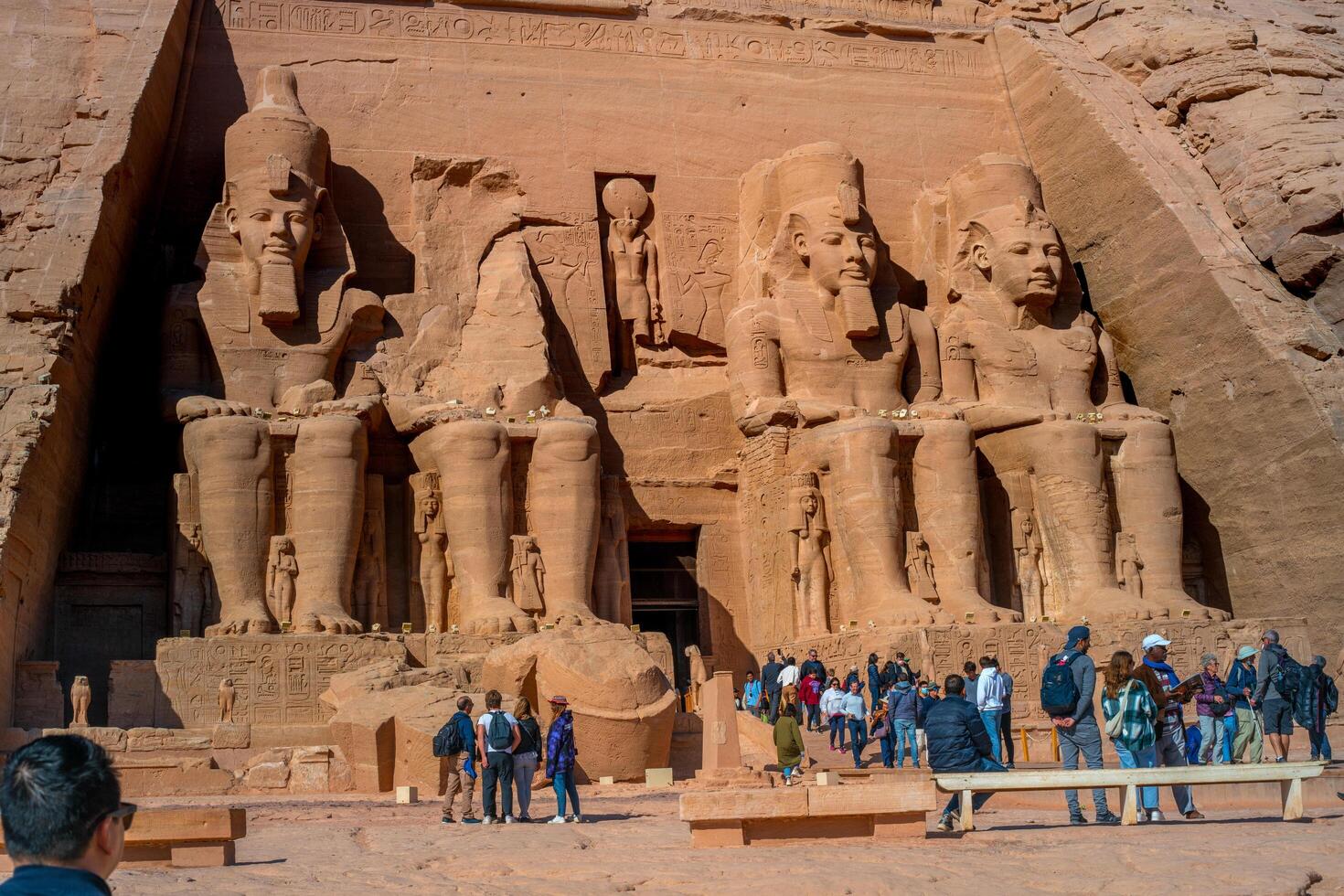 Asuán, Egipto - diciembre 23, 2022 - turistas visitar a abu Simbel templos, a el Entrada a el genial templo de Ramsés ii foto