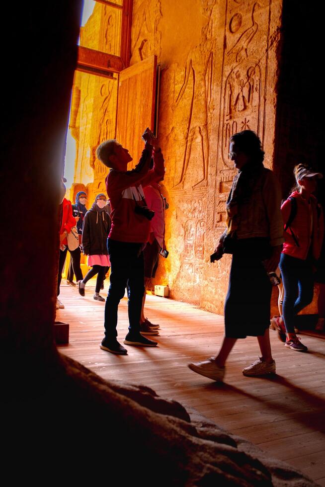 Asuán, Egipto - diciembre 23, 2022 - turistas visitar a abu Simbel templos, dentro el genial templo de Ramsés ii foto