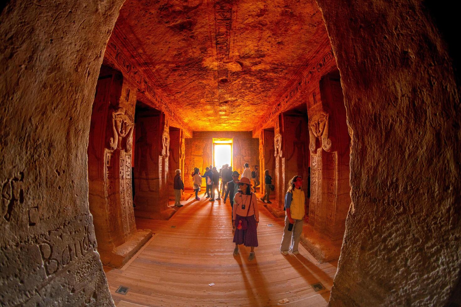 Asuán, Egipto - diciembre 23, 2022 - turistas visitar a abu Simbel templos, dentro el pequeño templo de hathor y Nefertari foto