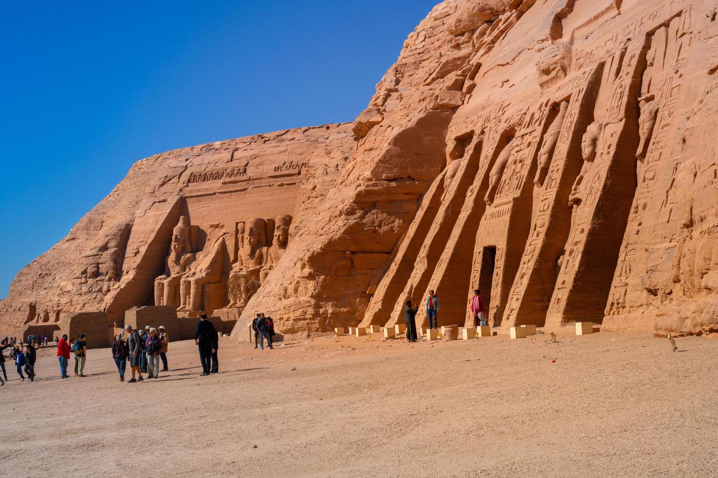 Asuán, Egipto - diciembre 23, 2022 - turistas visitar a abu Simbel templos foto