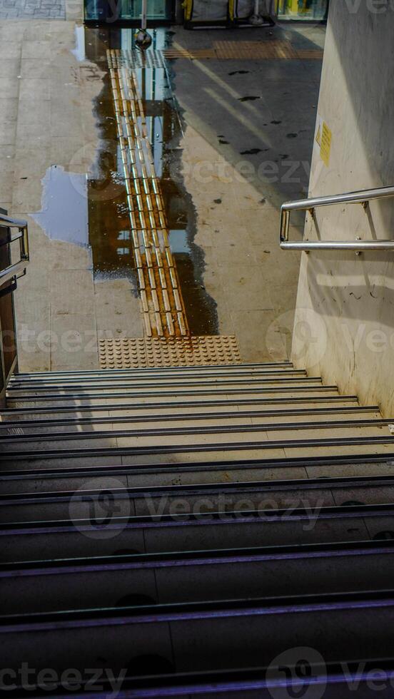 escalera a obtener a el tren estación en central Jacarta. foto