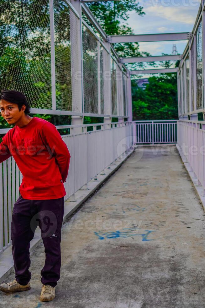 el hombre en rojo es acecho desde el peatonal puente. foto