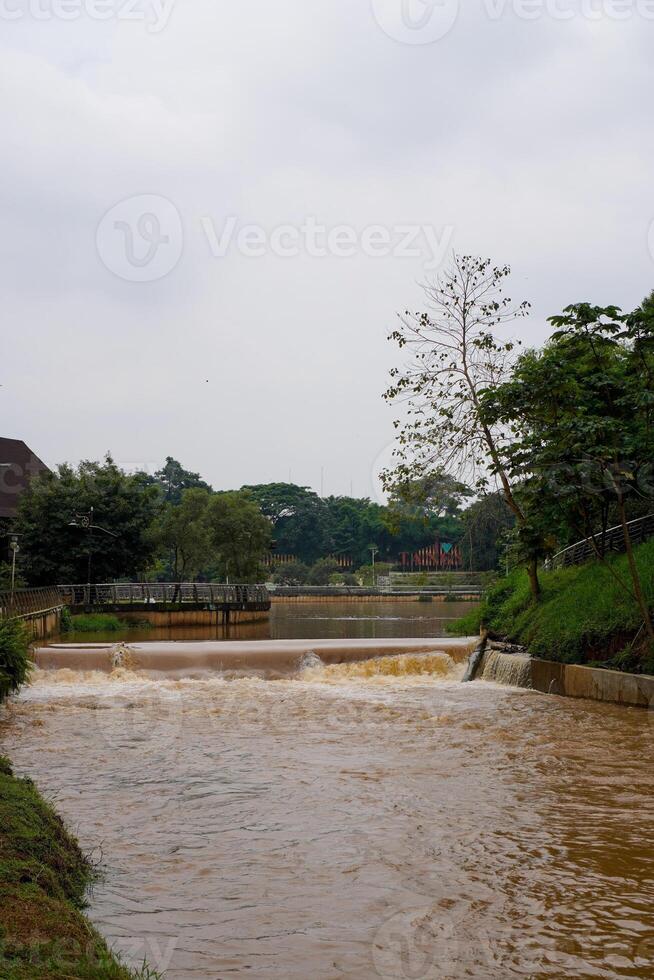 el turbio río agua fluye rápido después el lluvia. foto